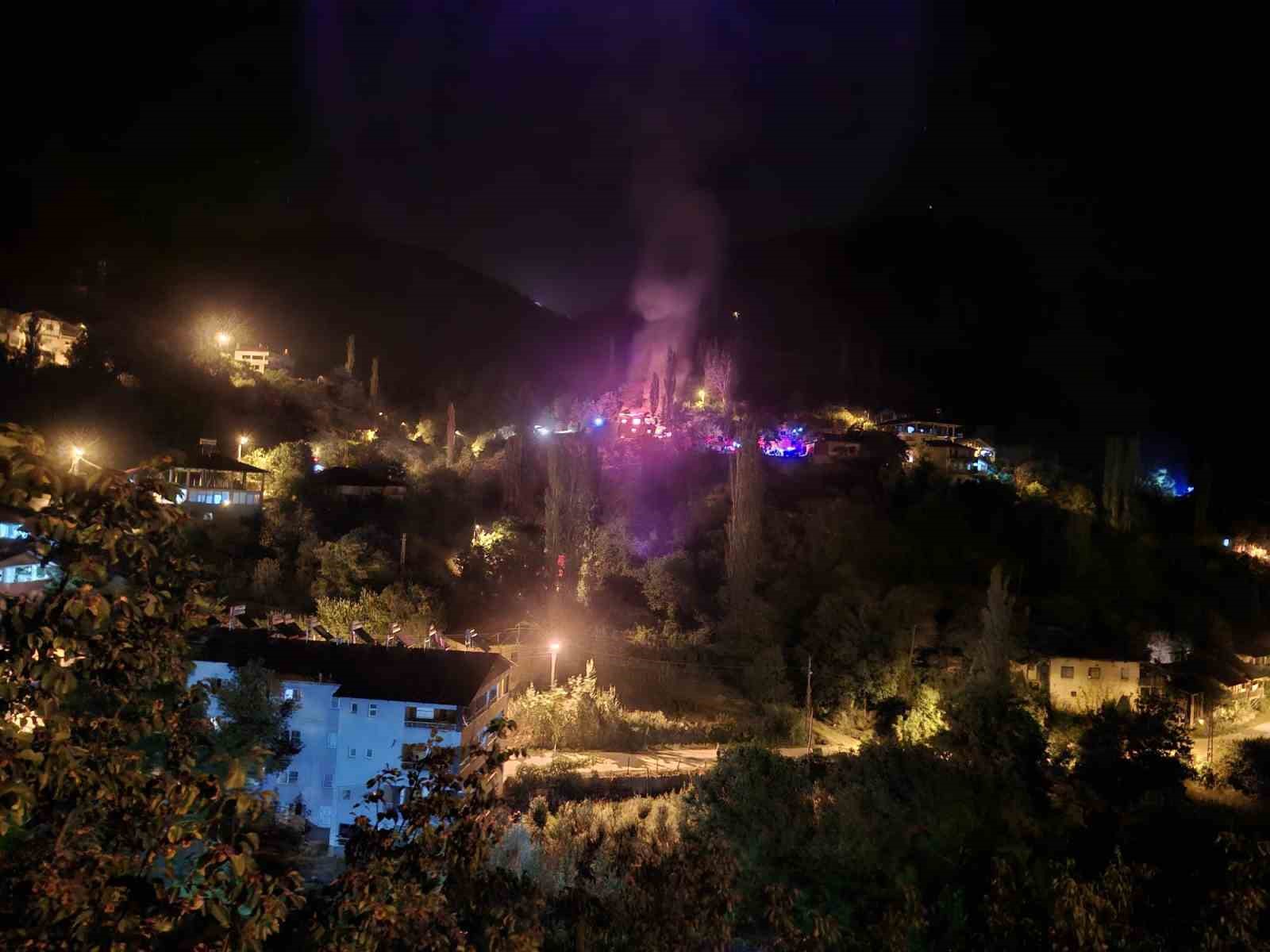 Adana’da evde çıkan yangında anne ve oğlu yaralandı