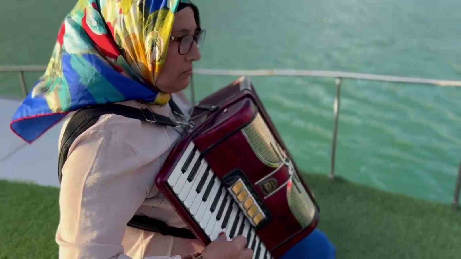 Tortum G&ouml;l&uuml;&rsquo;nde Karadeniz ezgileri yankılandı
