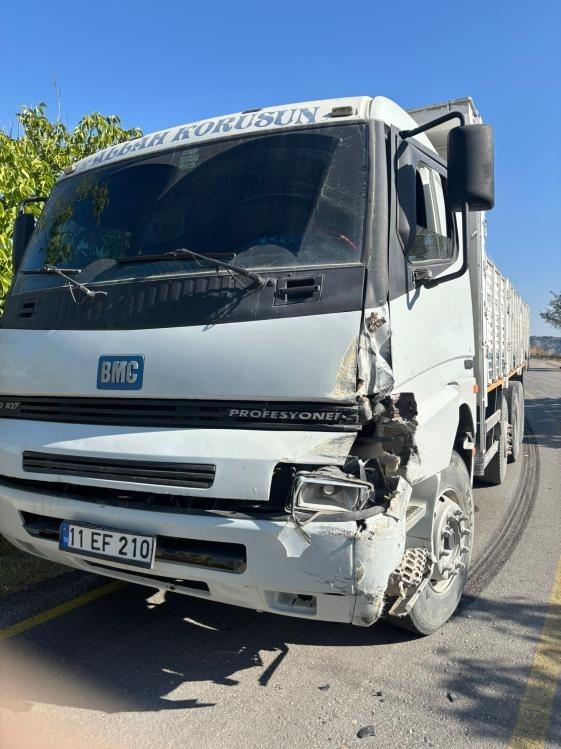 Bilecik&rsquo;te kamyon ile hafif ticari aracın kafa kafaya &ccedil;arpıştı, 2 yaralı
