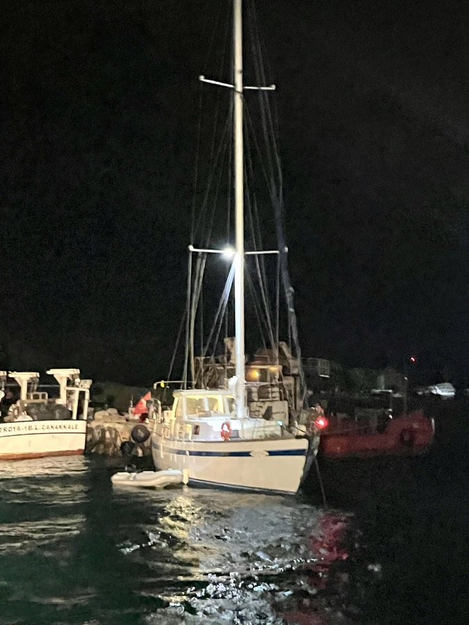 Çanakkale Boğazı’nda makine arızası yaparak sürüklenen tekne kurtarıldı