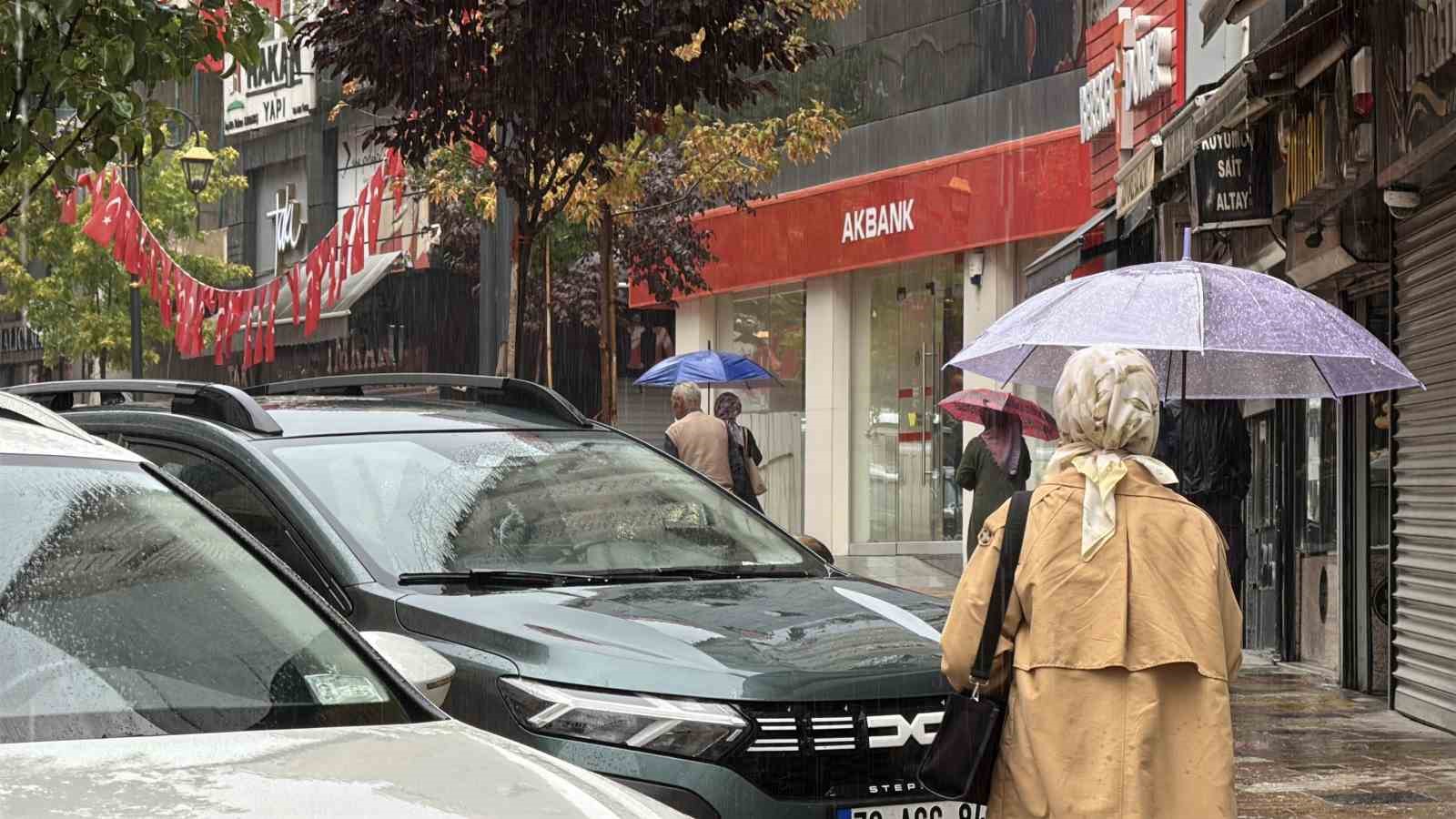 Karabük’te 3.5 ay sonra etkili olan sağanak nefes aldırdı