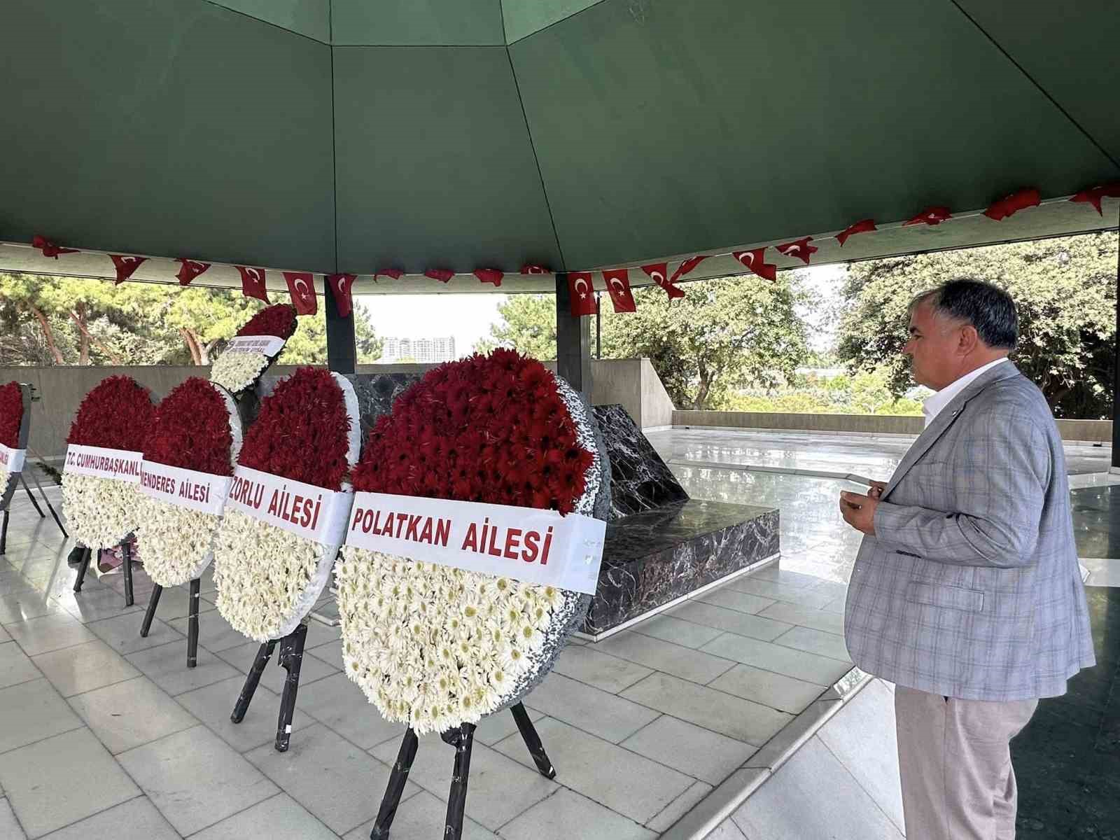 Başkan P&uuml;t&uuml;n demokrasi şehidi Menderes ve &Ouml;zal&rsquo;ın kabirlerini ziyaret etti
