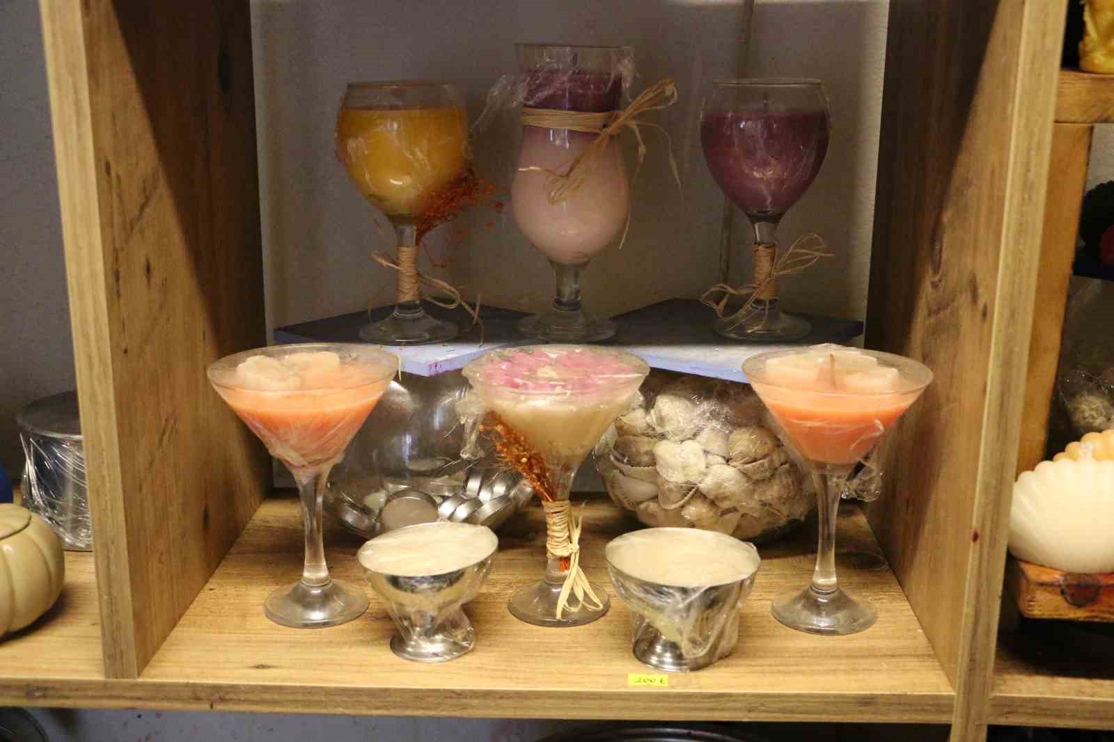 Doğal malzemelerle &uuml;rettiği mumlar turistlerin g&ouml;zdesi oldu
