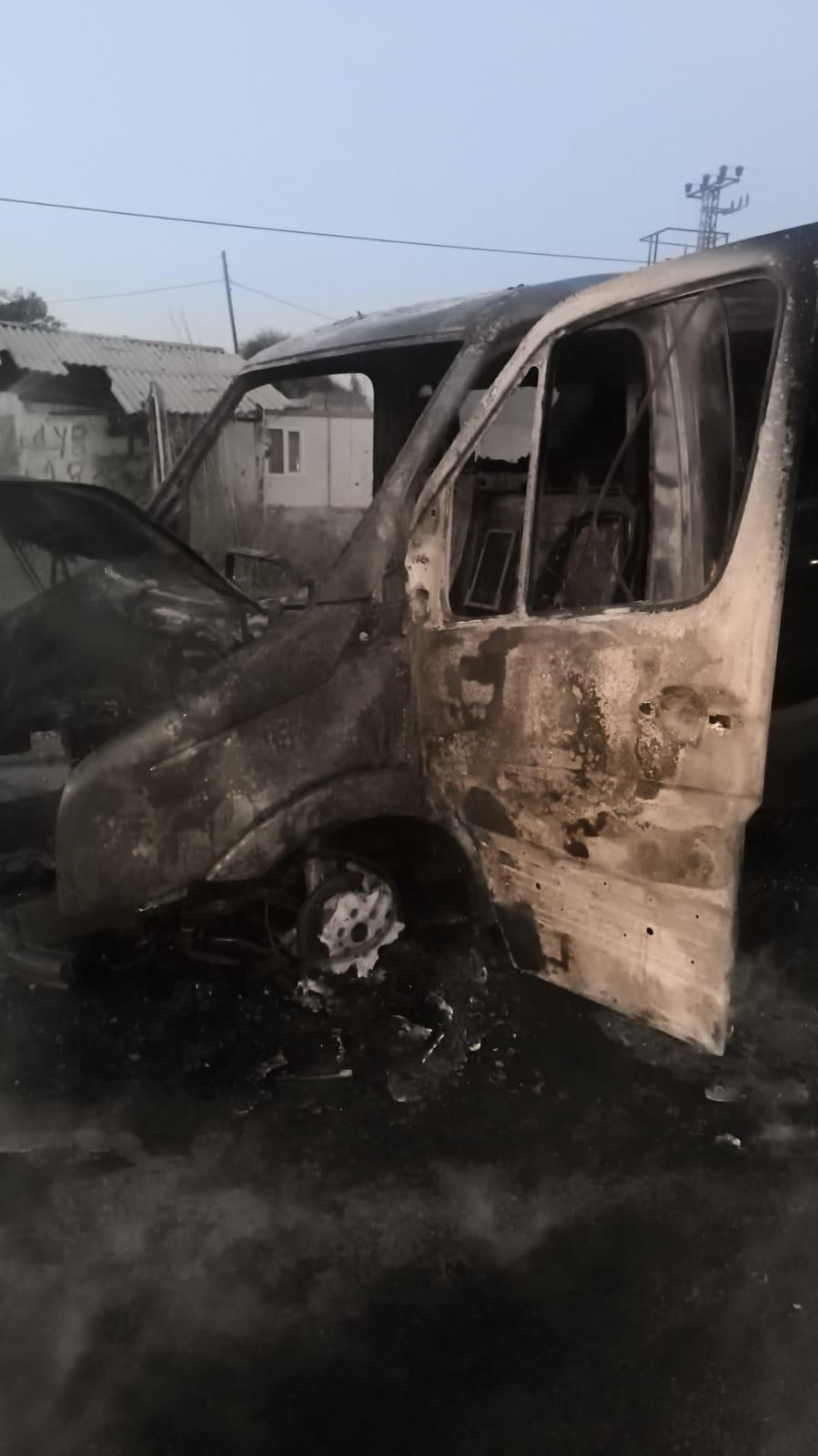 Serik&rsquo;te seyir halindeki tur minib&uuml;s&uuml; yangında kullanılamaz hale geldi
