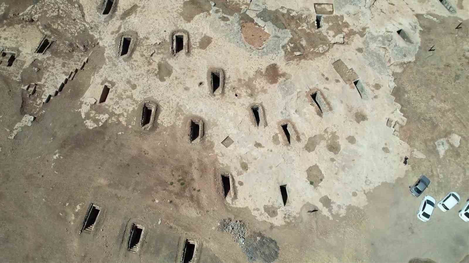 Temizlenen Turuş Kaya Mezarları’nda birbirinden ilginç kabartmalar ortaya çıkıyor