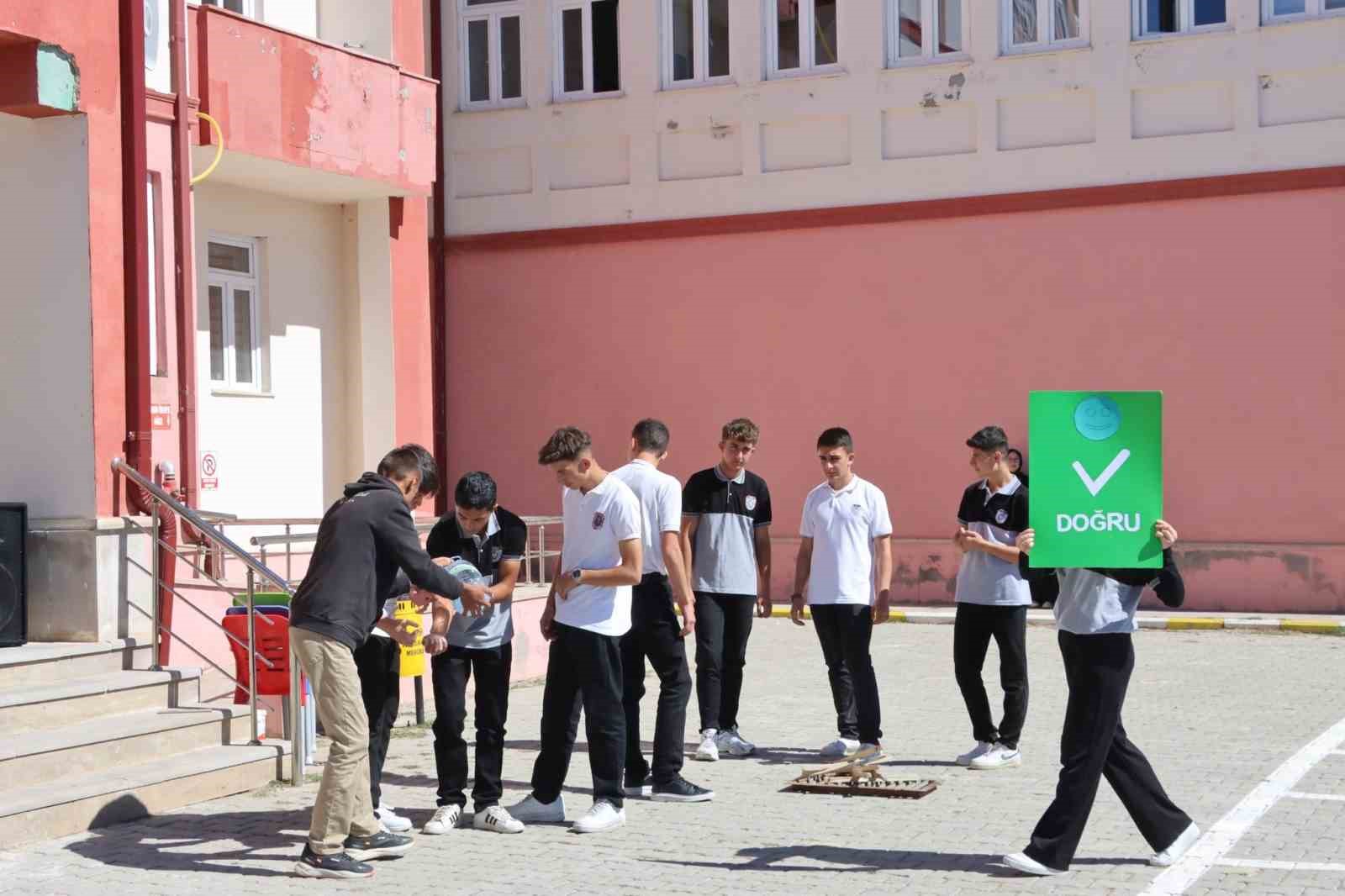 Öğrencilere uygulamalı ilk yardım eğitimi verildi