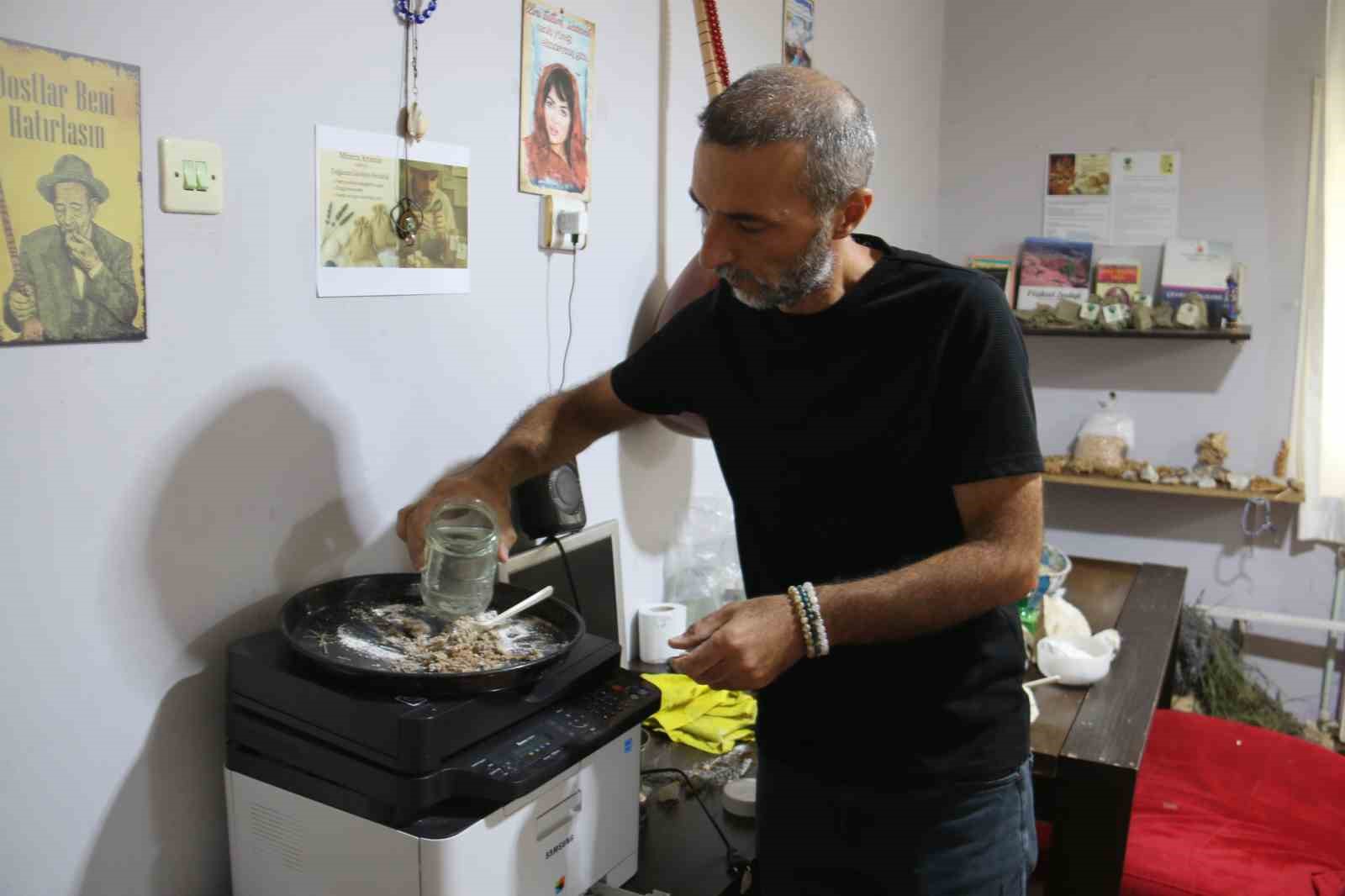 Mineraller ve endemik bitkileri harmanladı, Sivas&rsquo;ın kokularını tablete sığdırdı
