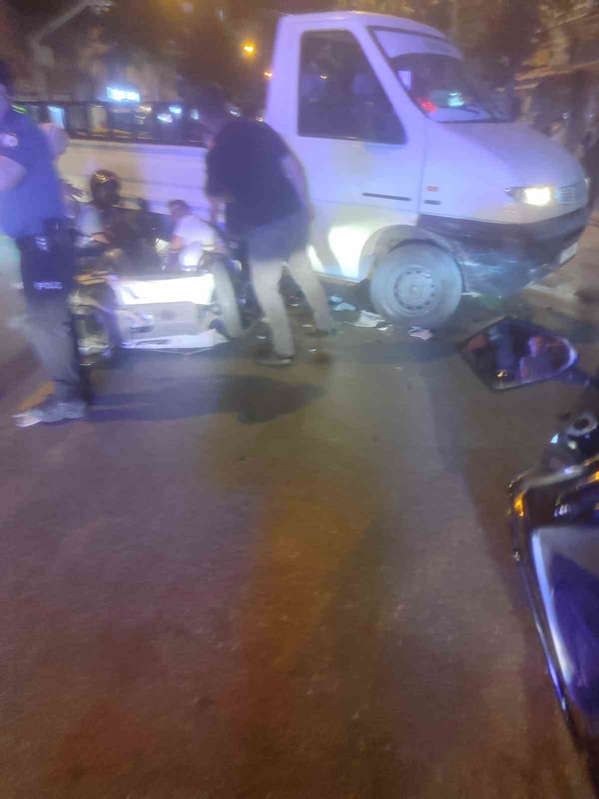 Tek şeritli caddeden ara yola geçmek isteyen kamyonetin çarptığı motosikletli ağır yaralandı