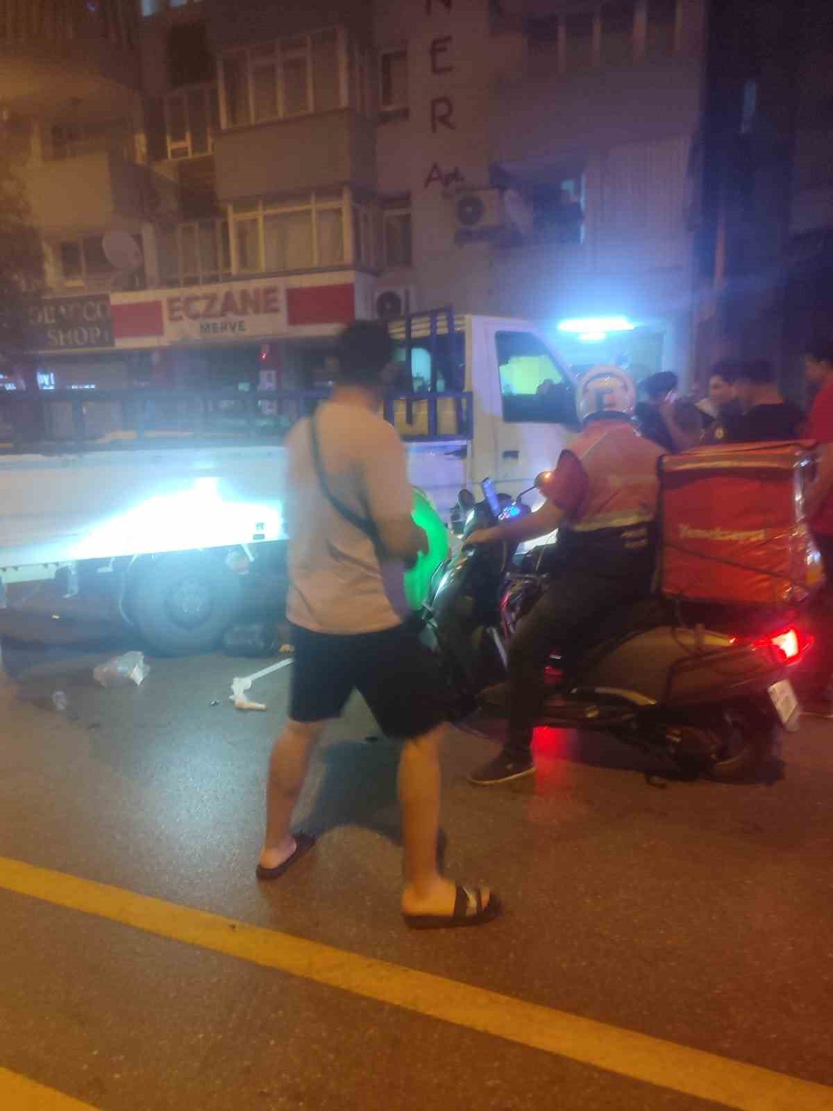 Tek şeritli caddeden ara yola ge&ccedil;mek isteyen kamyonetin &ccedil;arptığı motosikletli ağır yaralandı
