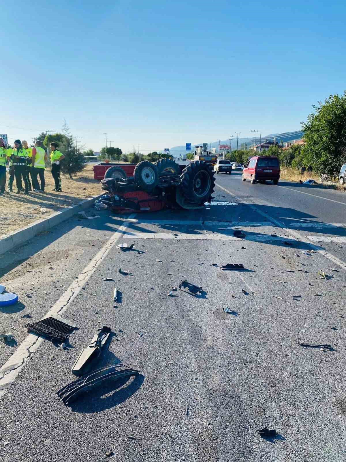 Otomobilin çarptığı traktör sürücüsü hayatını kaybetti
