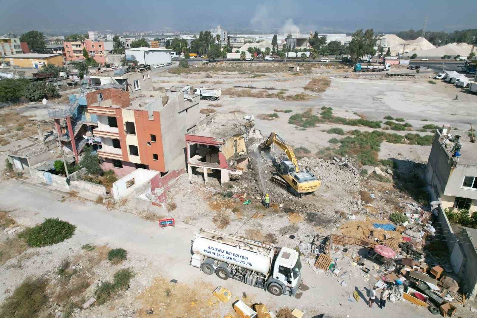 Mersin&rsquo;de 2 katlı metruk bina kontroll&uuml; şekilde yıkıldı
