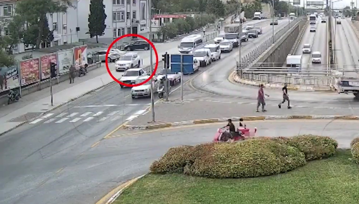 Yol yerine kaldırımı kullanınca cezadan kurtulamadı
