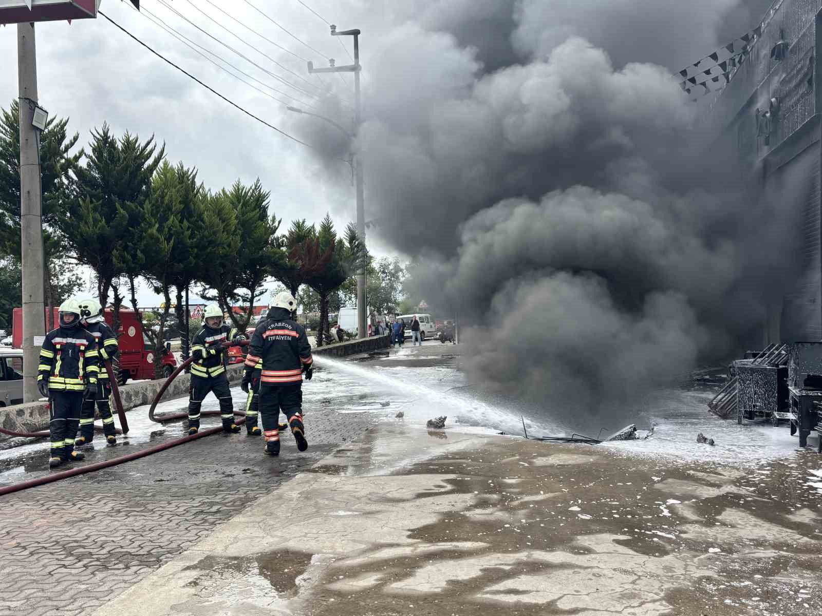 Trabzon’da AVM’deki yangın büyük ölçüde kontrol altına alındı
