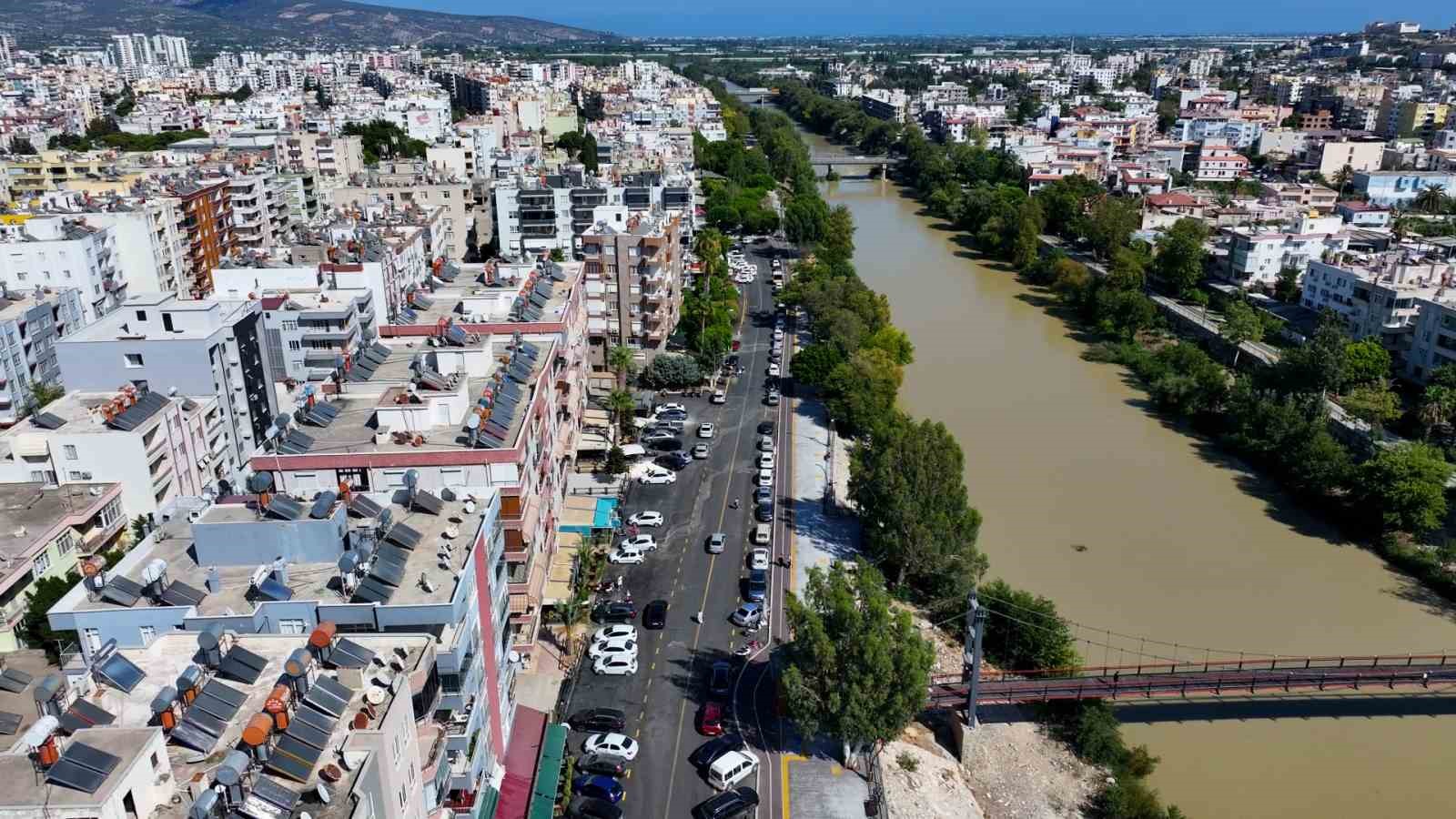Silifke&rsquo;nin en işlek caddesi Abdi İpek&ccedil;i modern asfaltla yenilendi
