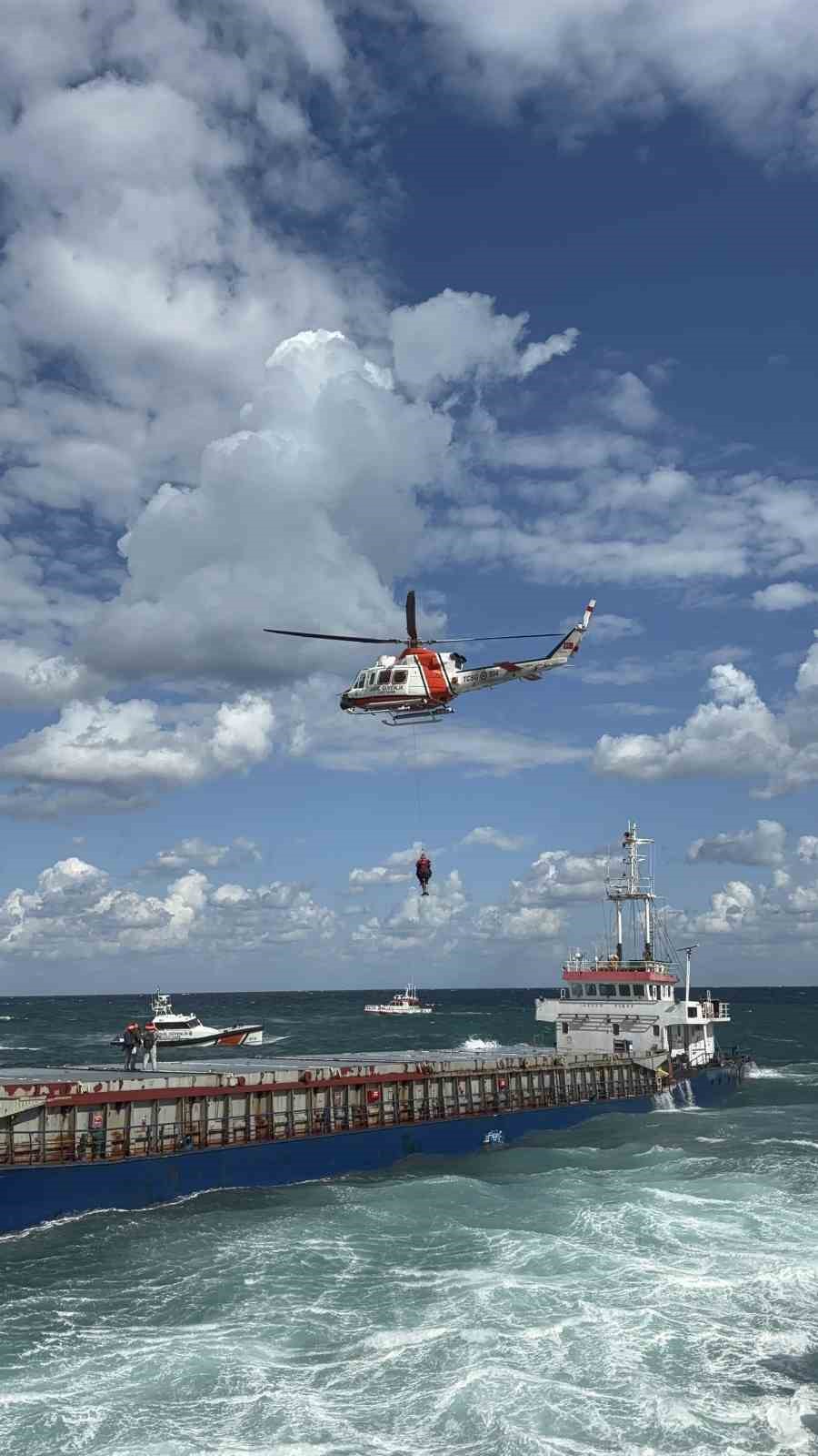 Kocaeli Valiliği: "Karaya oturan gemideki 7 personel tahliye edildi"
