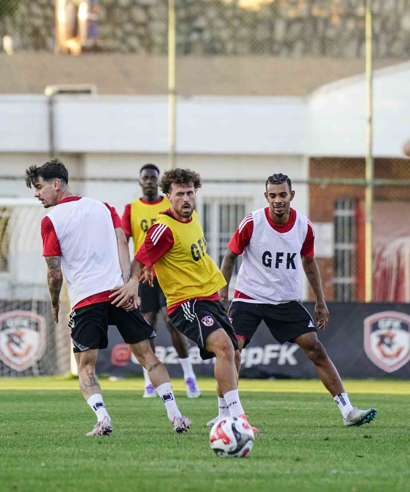 Burak Yılmaz: "Trabzon’da futbol oynayarak galip gelmek istiyoruz, defans yaparak oradan çıkamayız"