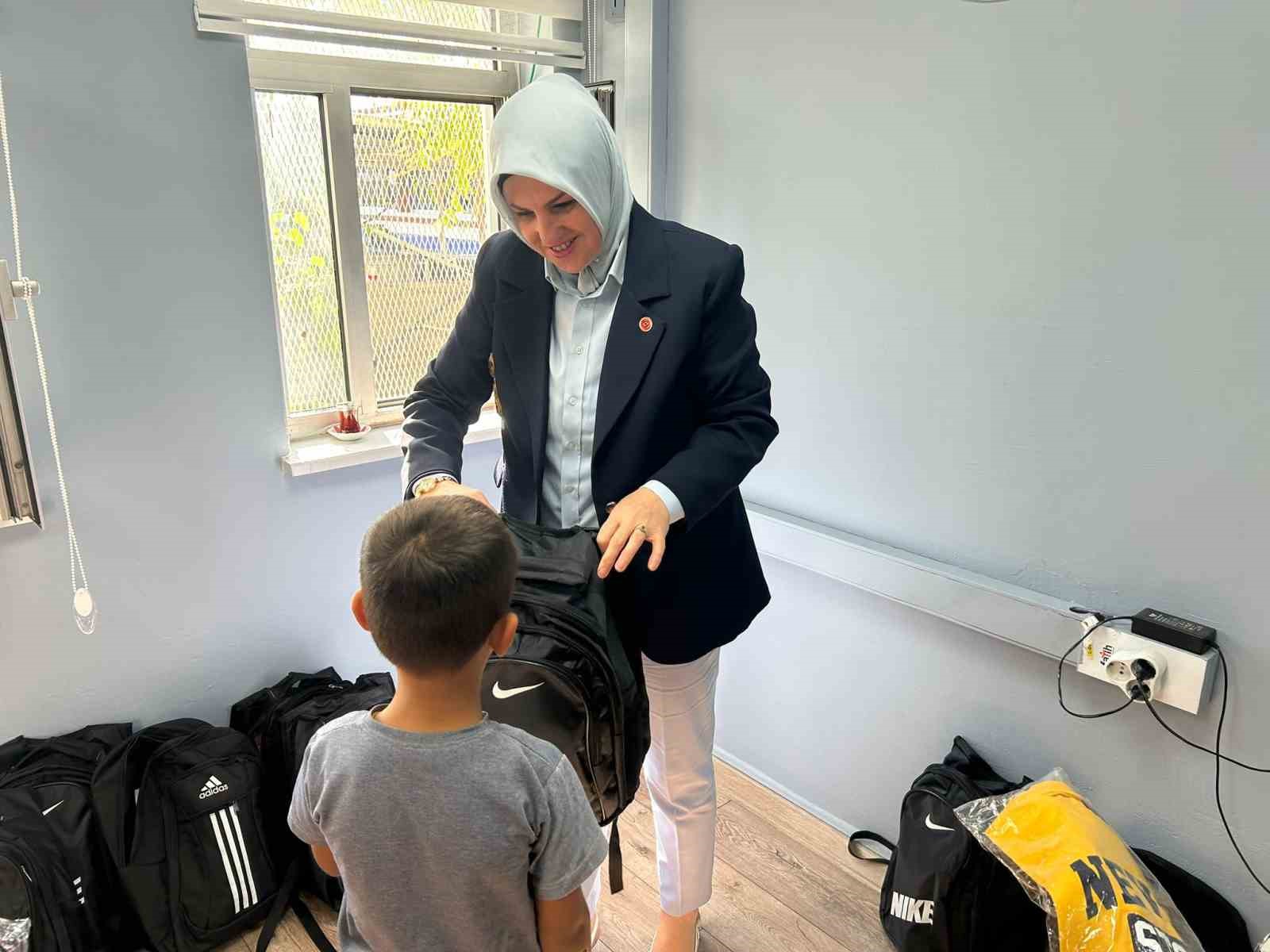 Muhtar anadan öğrencilere kırtasiye desteği