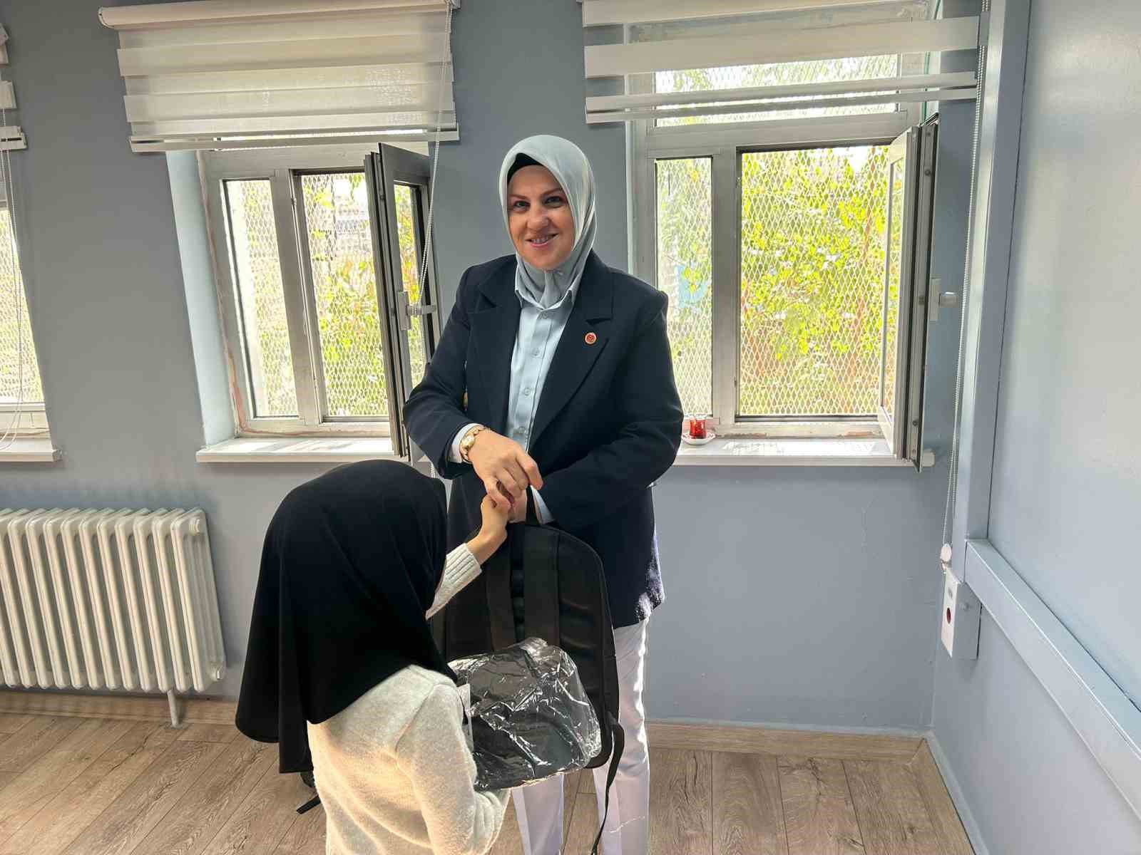 Muhtar anadan öğrencilere kırtasiye desteği