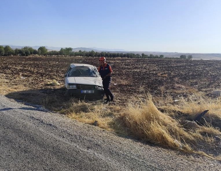 Takla atan otomobildeki 2 kişi yaralandı
