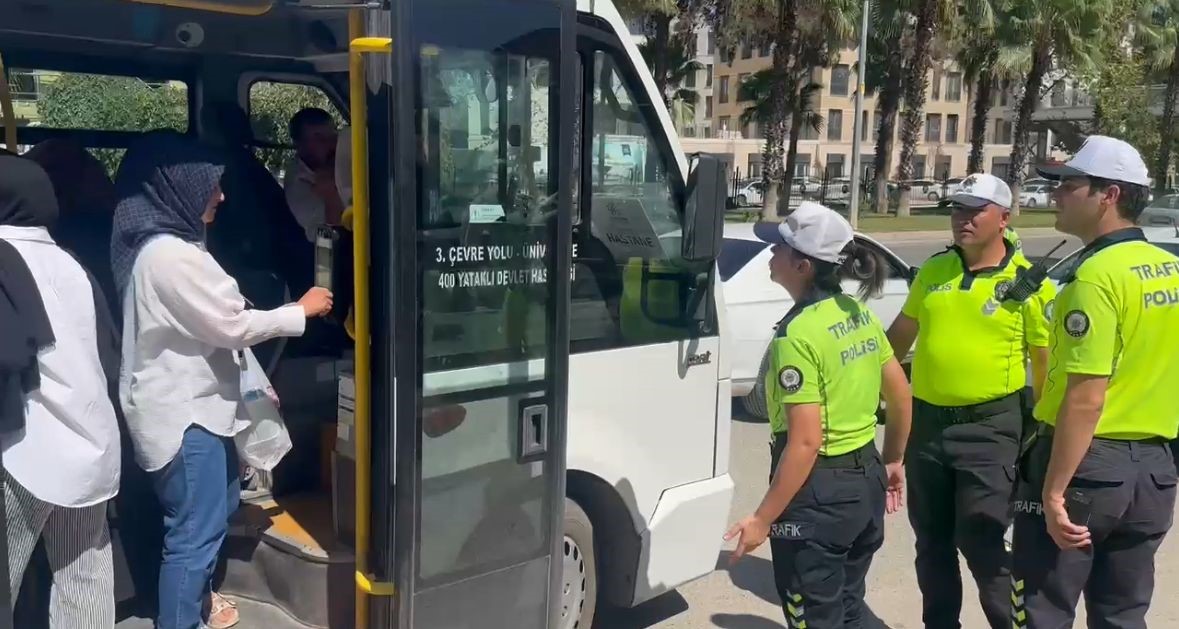 Şikayetini dile getiren sürücü ile trafik polisleri arasında gerginlik
