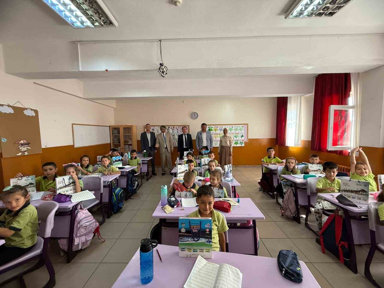 Gediz Belediye Başkanı Akel’den minik öğrencilere kırtasiye hediyesi