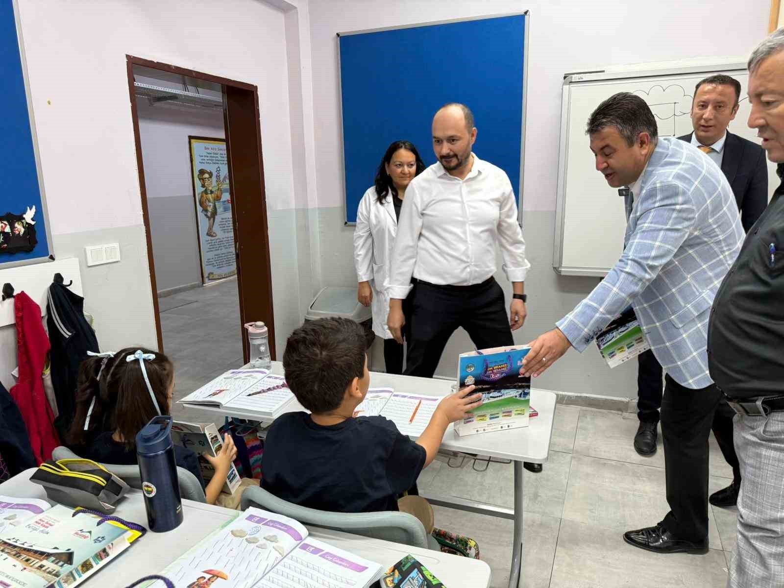 Gediz Belediye Başkanı Akel&rsquo;den minik &ouml;ğrencilere kırtasiye hediyesi
