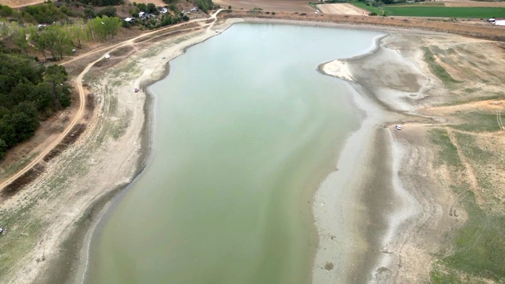 G&ouml;let kurumaya y&uuml;z tuttu: &Ccedil;atlaklar oluştu
