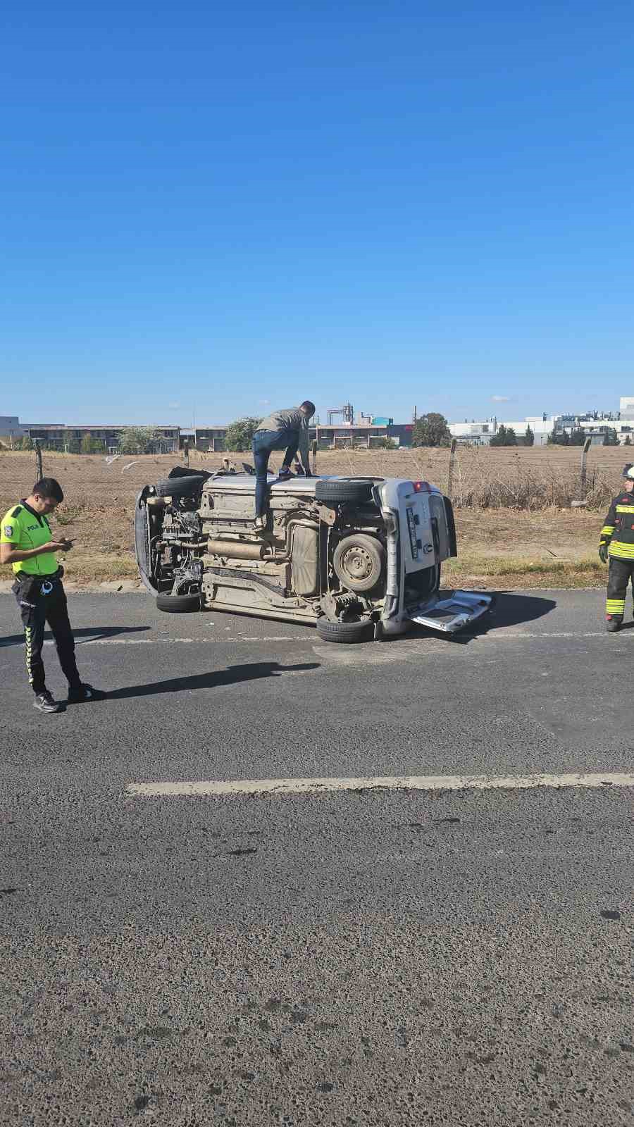 Trafikte bekleyen araca &ccedil;arpan otomobil yan yattı: 2 yaralı
