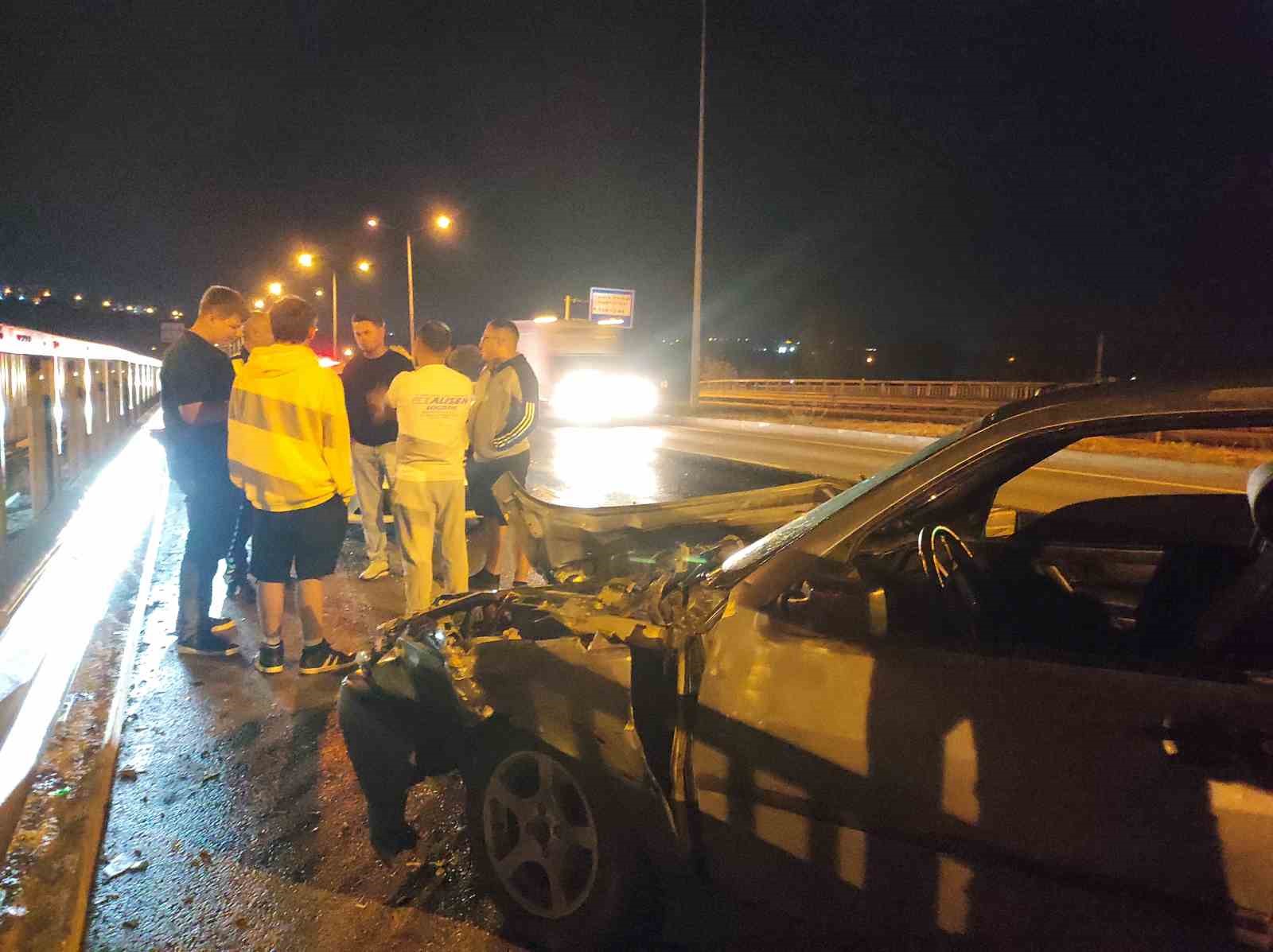 Tekirdağ&rsquo;da lastiği patlayan otomobil bariyerlere &ccedil;arptı
