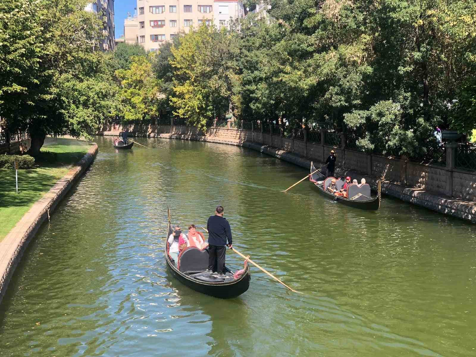 Yaz bitmesine rağmen turistler gondollardan vazge&ccedil;miyor
