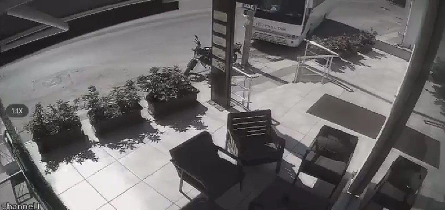 Freni boşalan servis midib&uuml;s&uuml; direğe &ccedil;arparak durabildi
