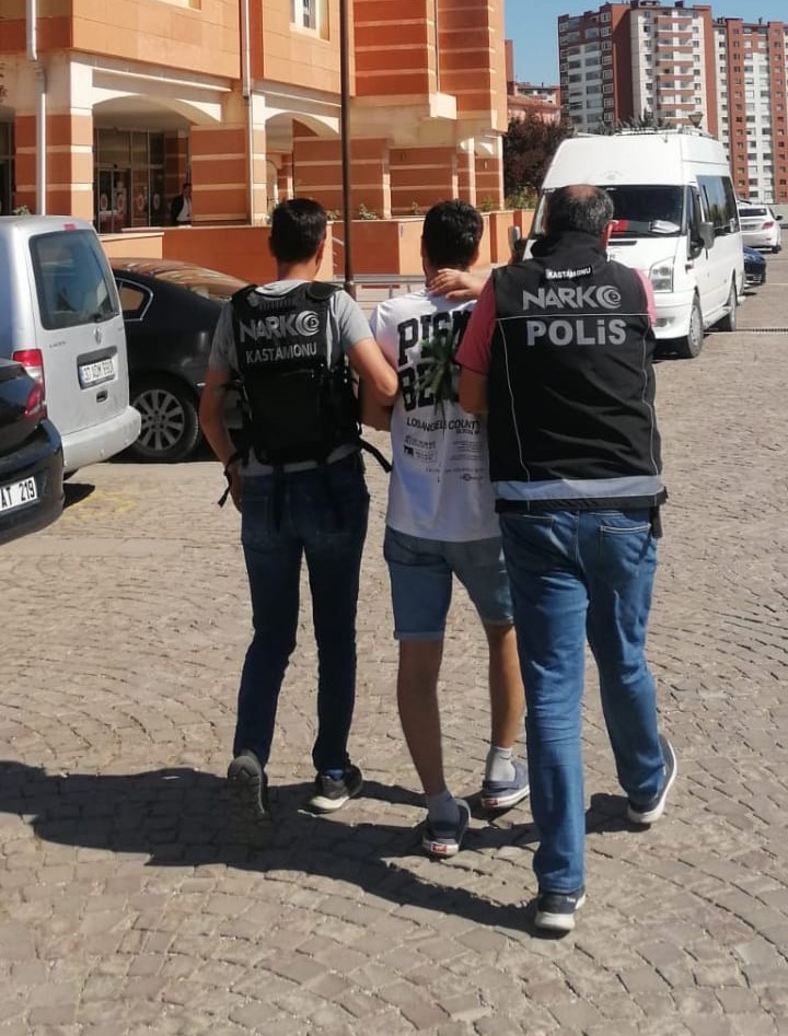 Kastamonu’da 5 bin 326 adet sentetik ecza hapı ele geçirildi