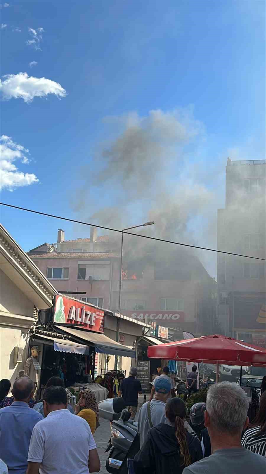 &Ccedil;anakkale&rsquo;de yanan ev kullanılamaz hale geldi
