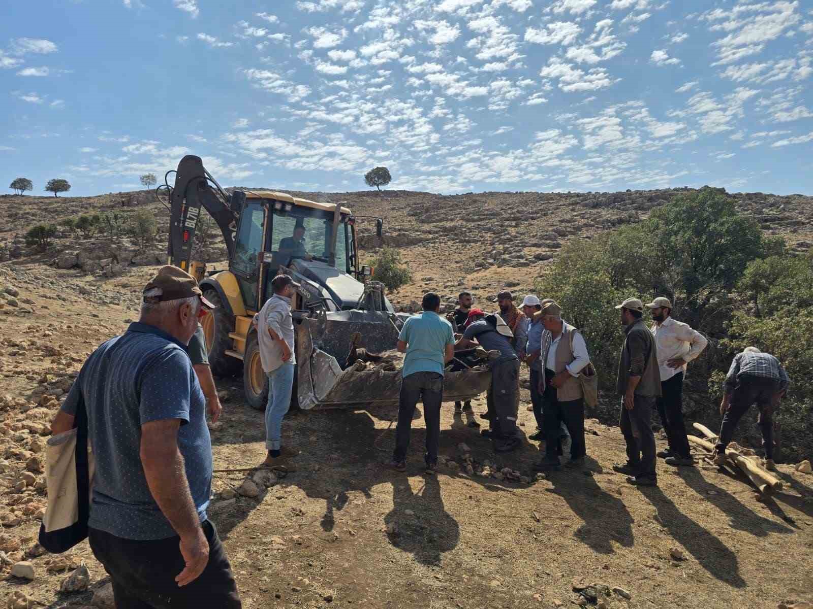 Ayağı kırılan ineği köylüler kepçeyle taşıdı