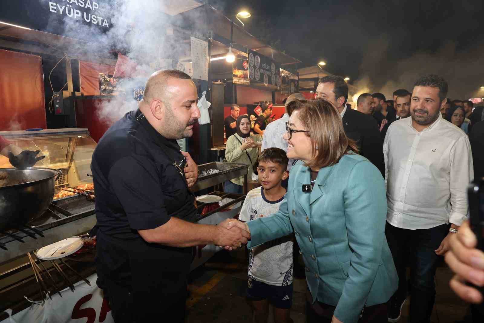 Başkan Şahin, Festival Park’ta vatandaşlarla buluştu