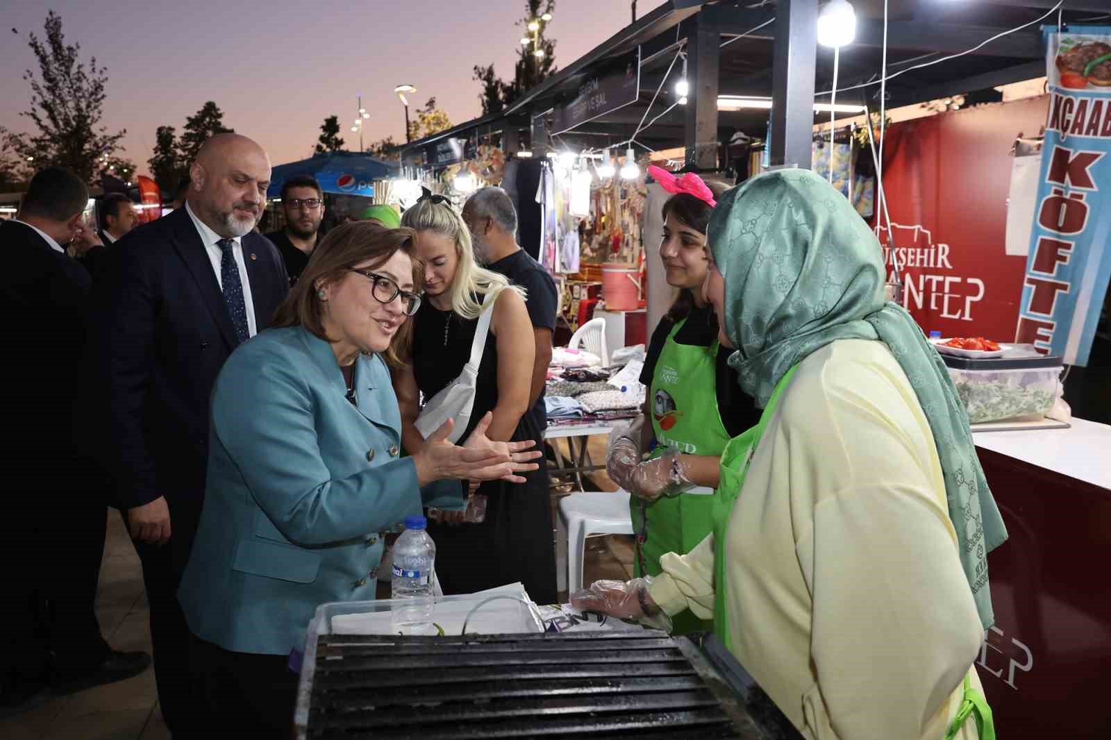 Başkan Şahin, Festival Park&rsquo;ta vatandaşlarla buluştu
