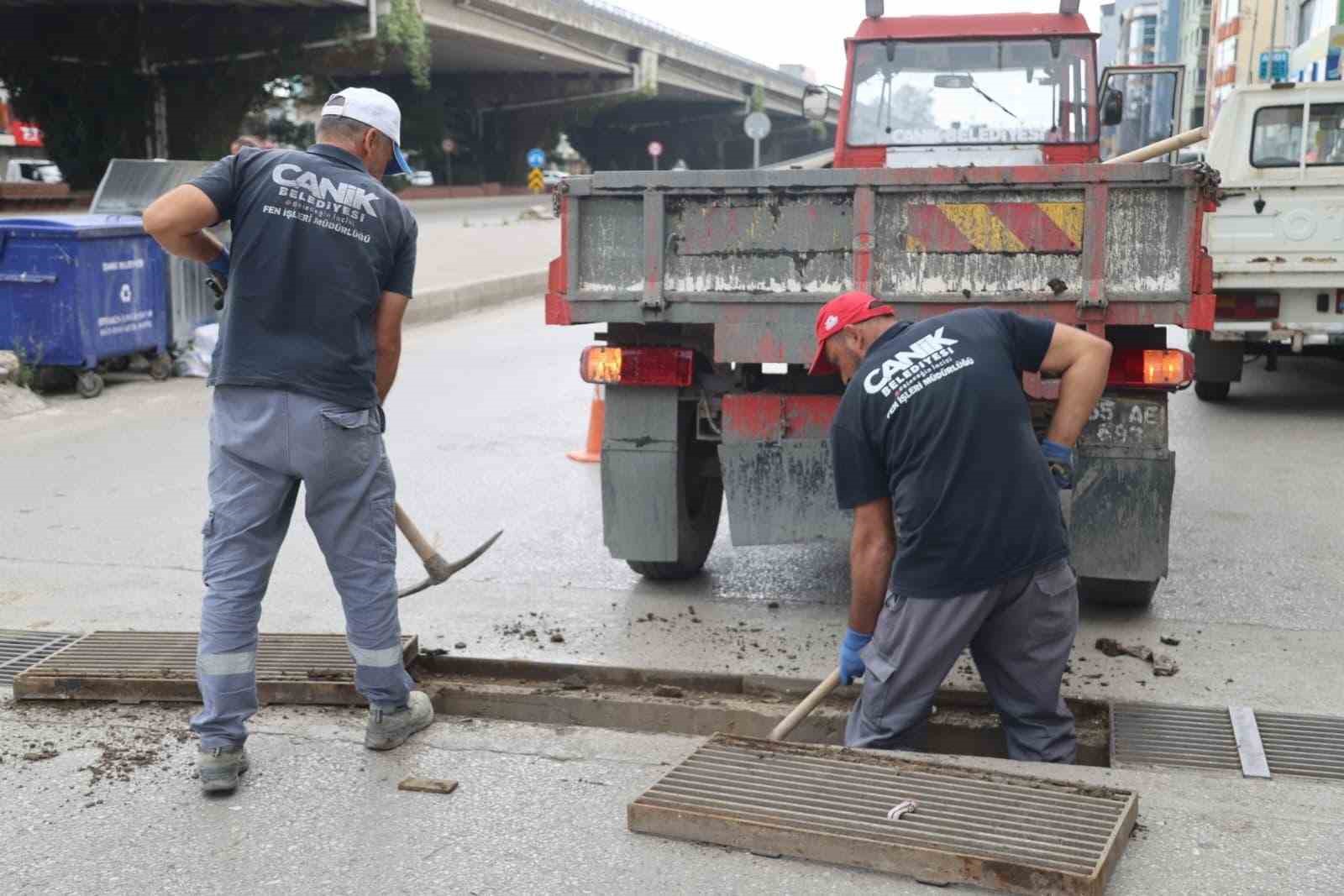 Canik’te mazgallar sağanak yağışa karşı temizleniyor