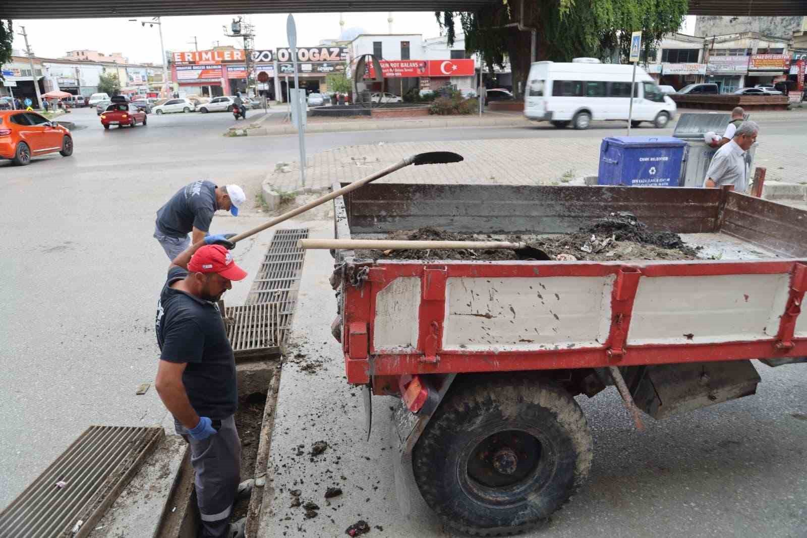 Canik&rsquo;te mazgallar sağanak yağışa karşı temizleniyor

