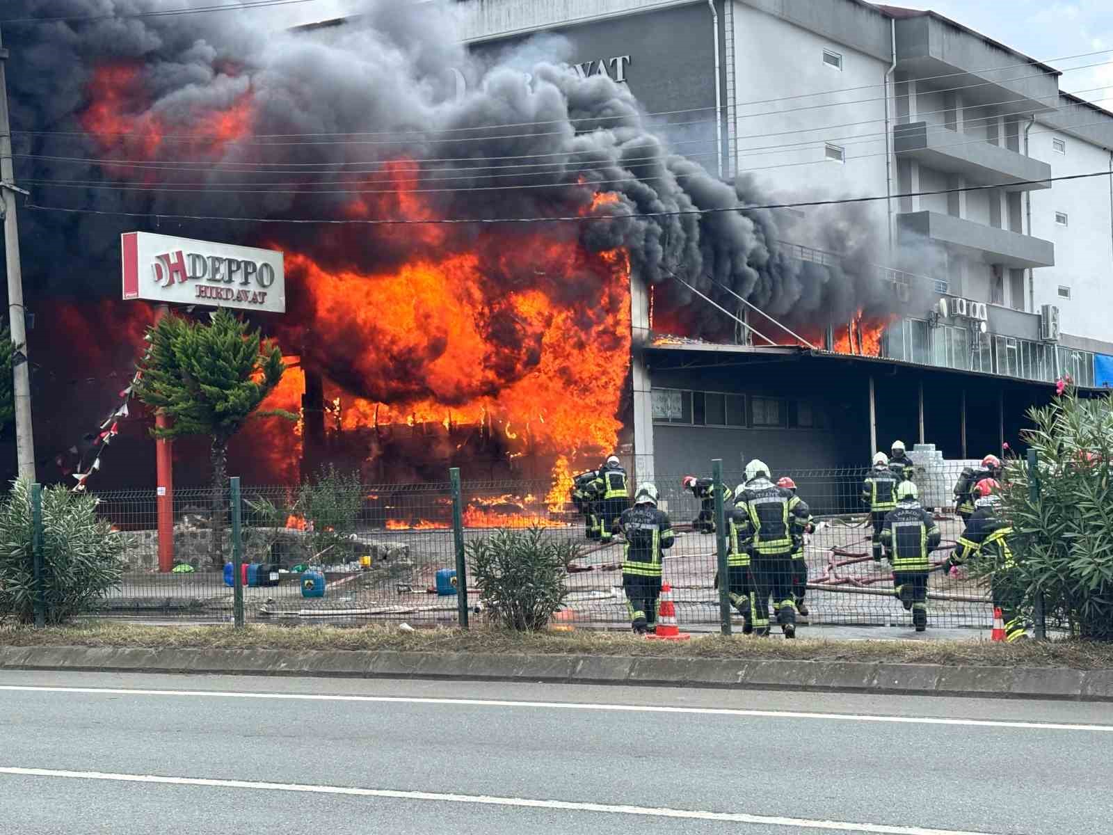 Trabzon’da AVM’deki yangın yeniden alevlendi