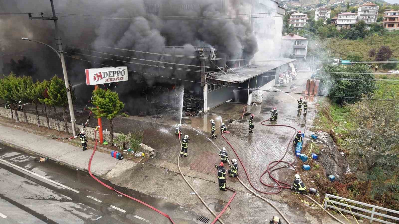 Trabzon&rsquo;da AVM&rsquo;deki yangın yeniden alevlendi
