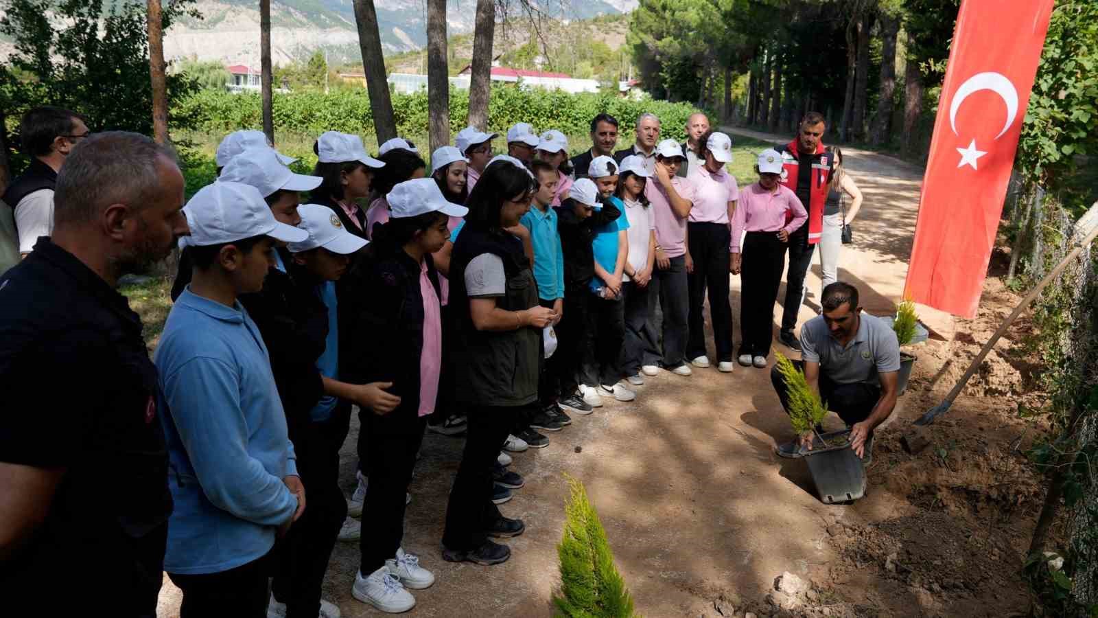 Artvin’de öğrencilere fidan üretimi anlatıldı