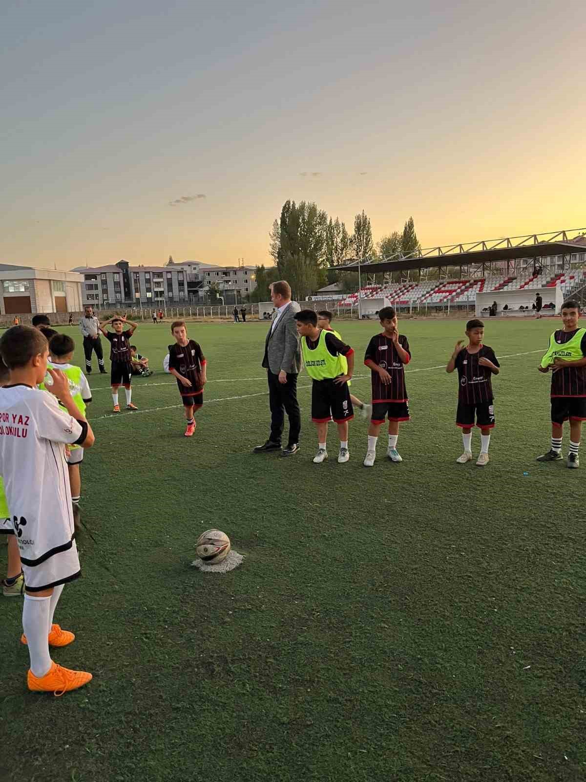Bulanık Kaymakamı Ömer Övünç Koşansu çocukları sevindirdi