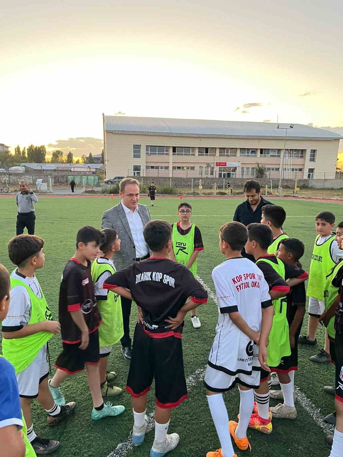 Bulanık Kaymakamı &Ouml;mer &Ouml;v&uuml;n&ccedil; Koşansu &ccedil;ocukları sevindirdi
