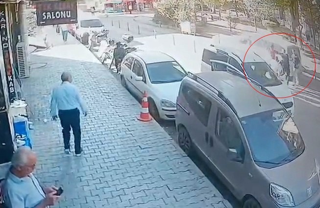 Elazığ’da bir grup, yolda yürüyen 3 kişinin yolunu kesip darp etti
