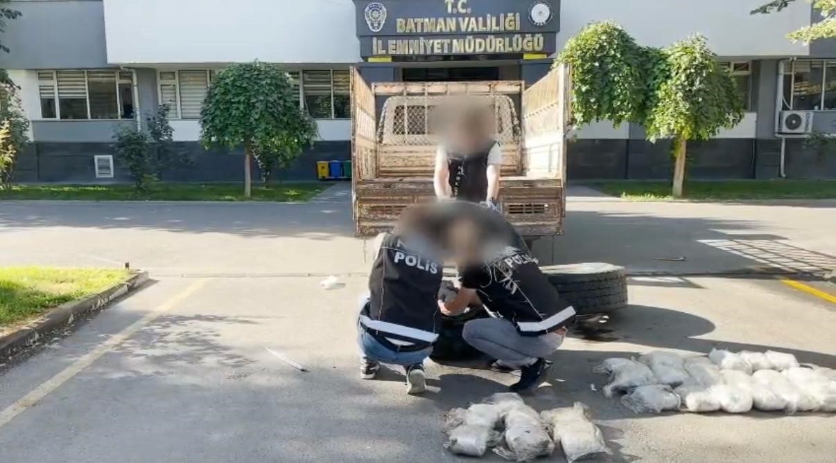 Tırın tekerinde 27 kilo skunk ele geçirildi