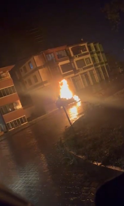 Çaycuma’da otomobil park halindyken alev aldı
