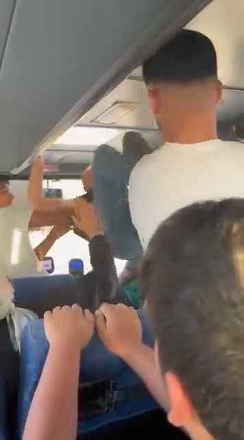 Elazığ&rsquo;da otob&uuml;s şof&ouml;r&uuml; ile yolcunun tekme tokatlı kavgası kamerada
