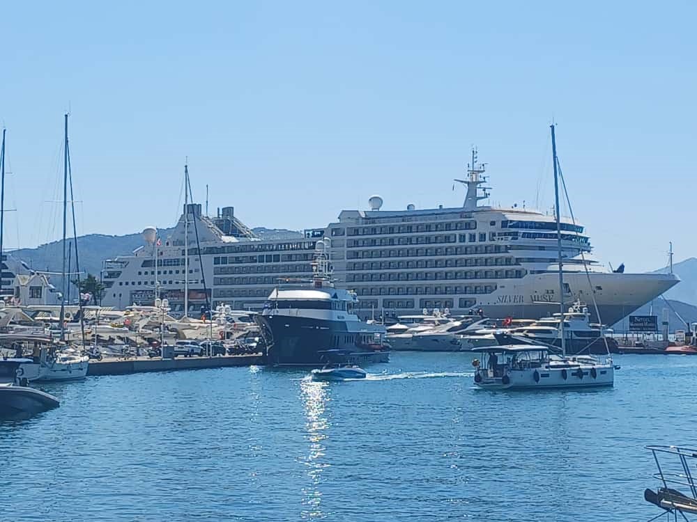 Marmaris Limanı’na iki kruvaziyer gemi demir attı