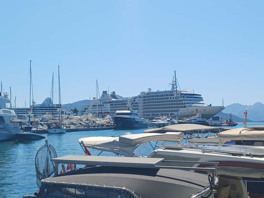Marmaris Limanı&rsquo;na iki kruvaziyer gemi demir attı
