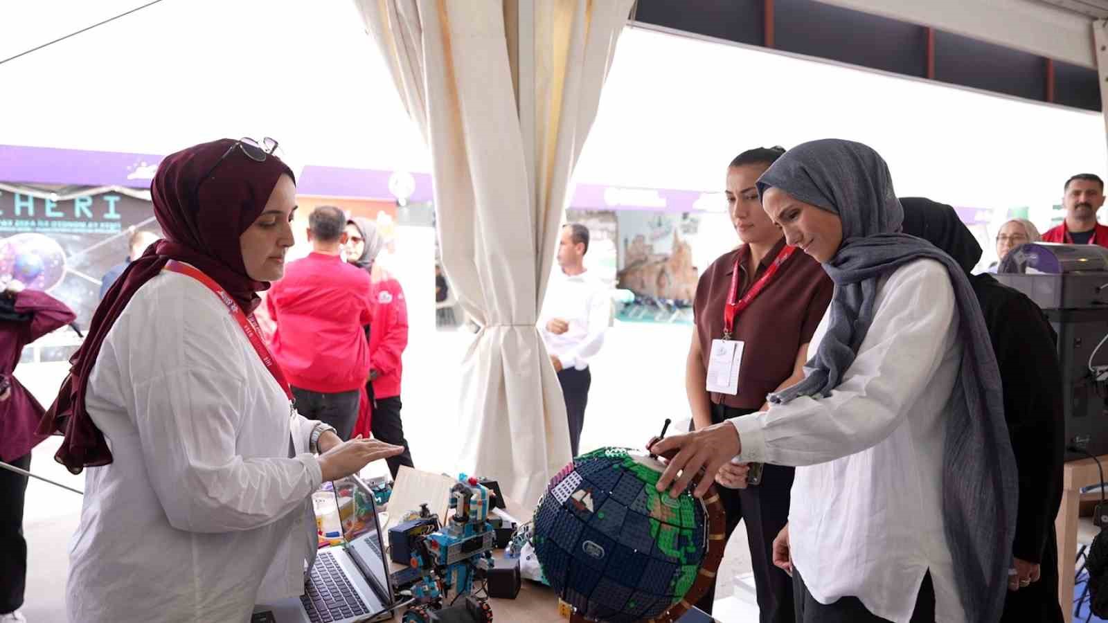 Sümeyye Erdoğan Bayraktar Engelliler Sarayı standını ziyaret etti